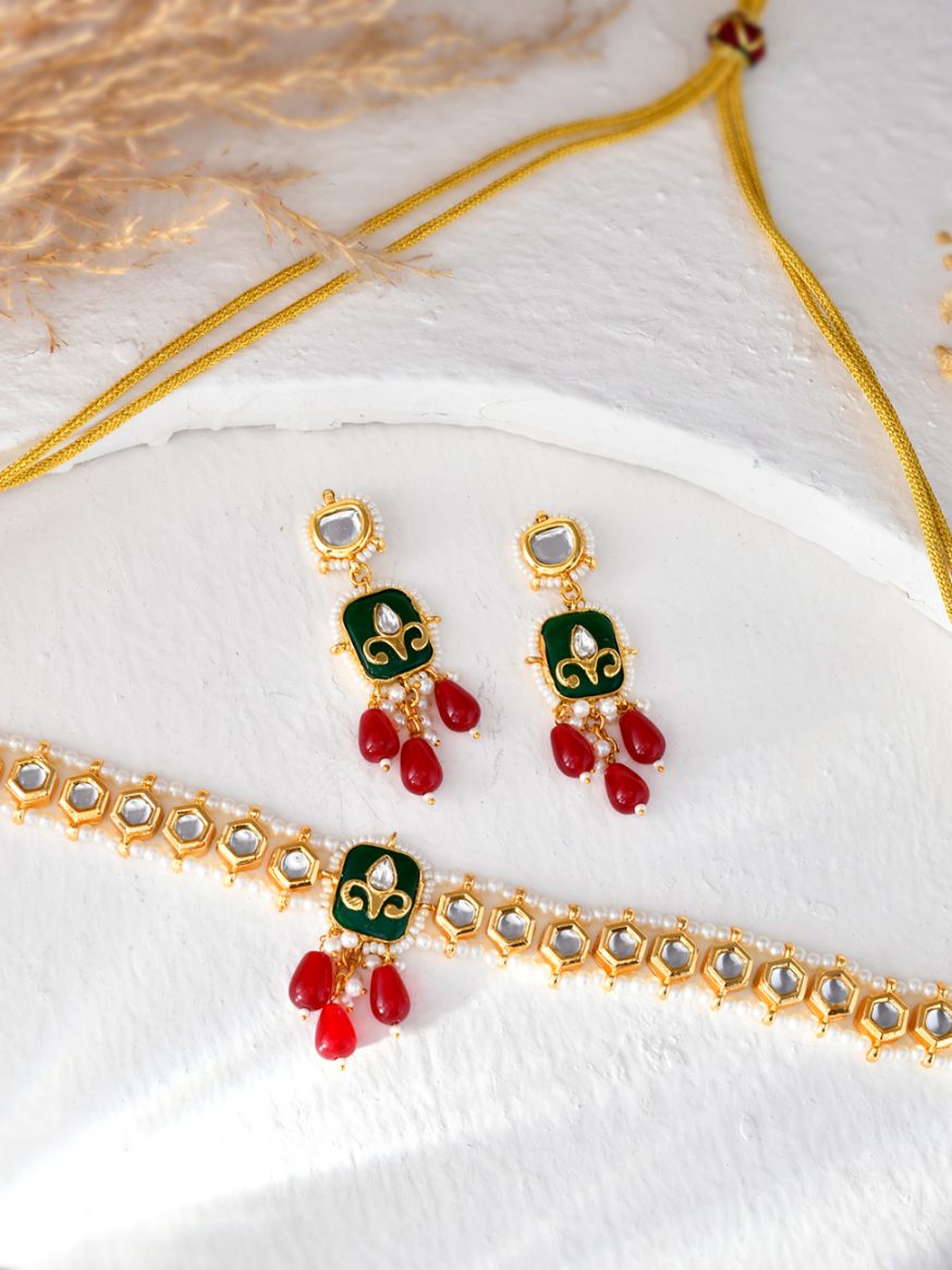 Traditional Single Line Green Gold Plated Kundan And Meenakari Choker Necklace